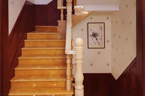 耀州中式别墅室内汉白玉石楼梯的定制安装装饰效果