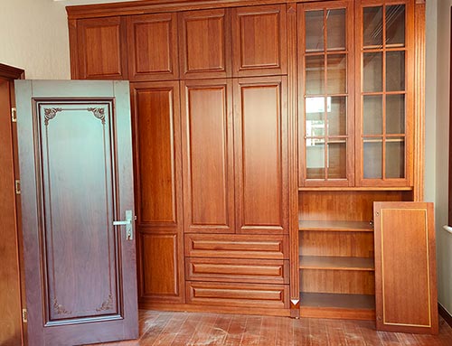耀州中式家庭装修里定制的实木衣柜效果图